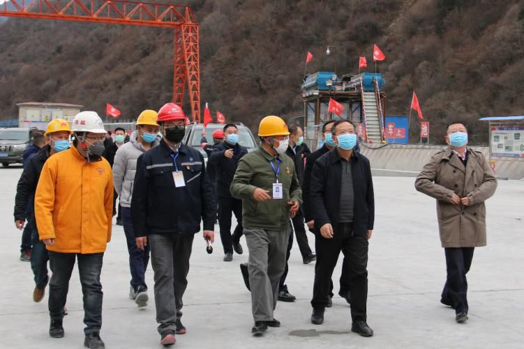 四川省副省長、黨組成員楊洪波在九綿高速LJ9項目調(diào)研疫情防控和復(fù)工復(fù)產(chǎn)情況