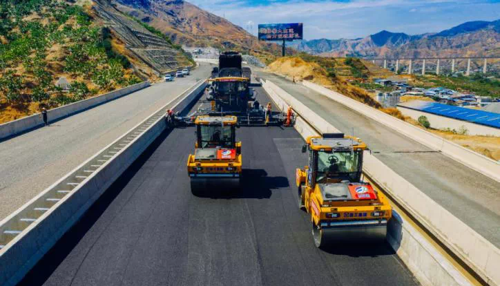全球首次！無人駕駛壓路機(jī)成群結(jié)隊(duì)“上路”！