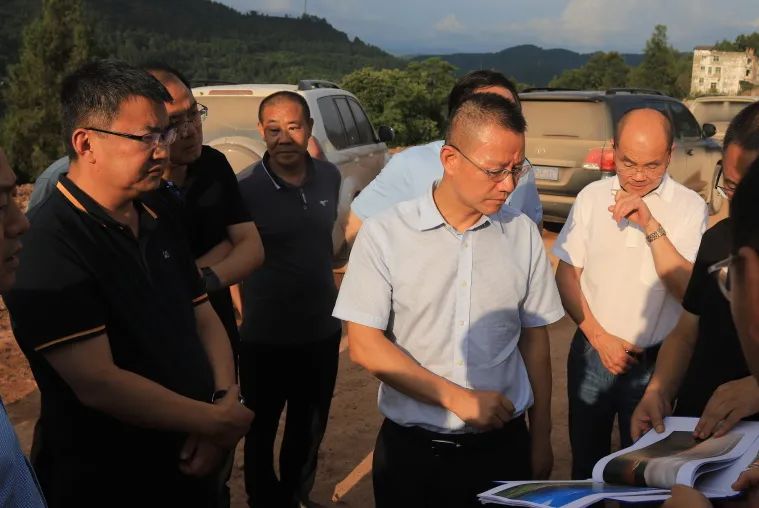 四川省交通運(yùn)輸廳黨組成員、總工程師王茂奎到鎮(zhèn)廣高速王通段A1合同段調(diào)研