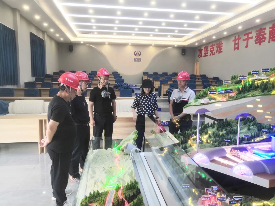 四川路橋副總工程師鄧運(yùn)祥到寧攀高速ZCB1-6、ZCB1-7/8項(xiàng)目檢查指導(dǎo)工作