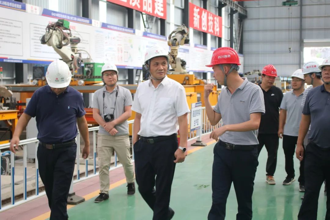 四川路橋黨委委員、紀(jì)委書記朱年紅到宜金高速XJ8標(biāo)檢查指導(dǎo)工作