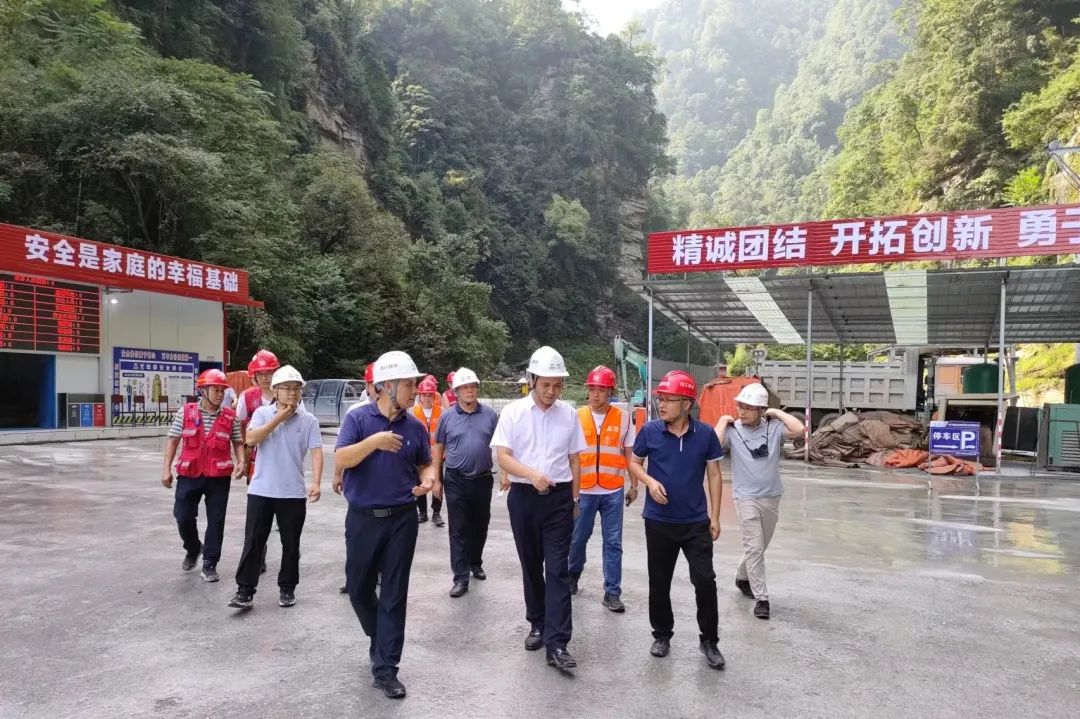 四川路橋黨委委員、紀(jì)委書記朱年紅赴宜金高速公路XJ6項(xiàng)目檢查指導(dǎo)工作