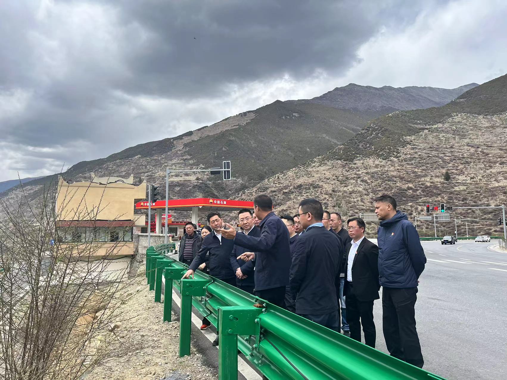 阿壩州委常委、州紀(jì)委書記、監(jiān)委主任袁震到都四山地軌道交通項(xiàng)目DSZH標(biāo)檢查指導(dǎo)工作