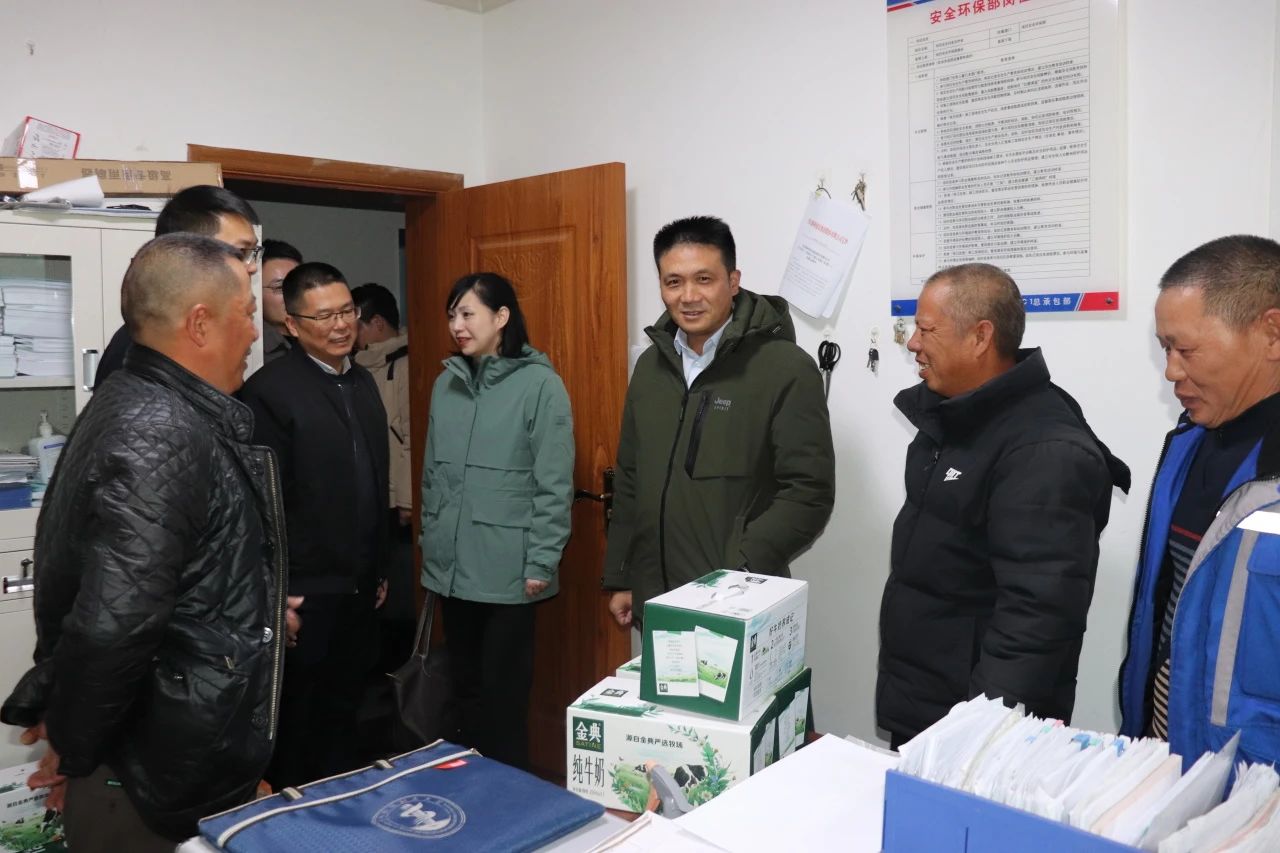 四川路橋黨委委員、董事、工會(huì)主席朱年紅赴川交公司項(xiàng)目一線開展“冬送溫暖”慰問活動(dòng)
