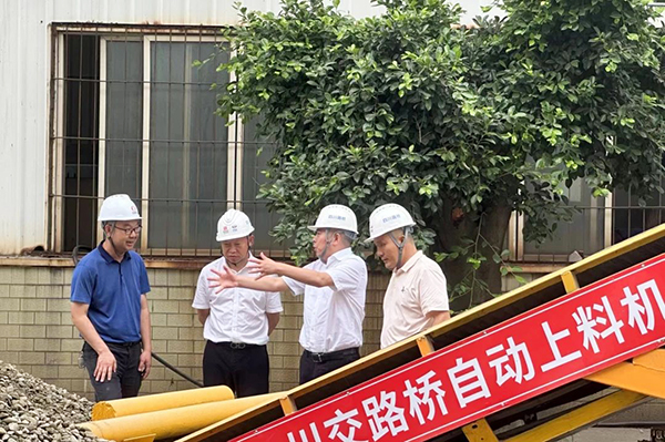 川交公司黨委書記、董事長杜江林到S11線拌合站自動上料系統(tǒng)疲勞實(shí)驗現(xiàn)場指導(dǎo)工作