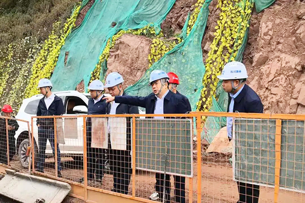 川交公司黨委書記、董事長杜江林一行深入西寧高速公路項目、會祿高速項目開展“五一”節(jié)前安全專項檢查