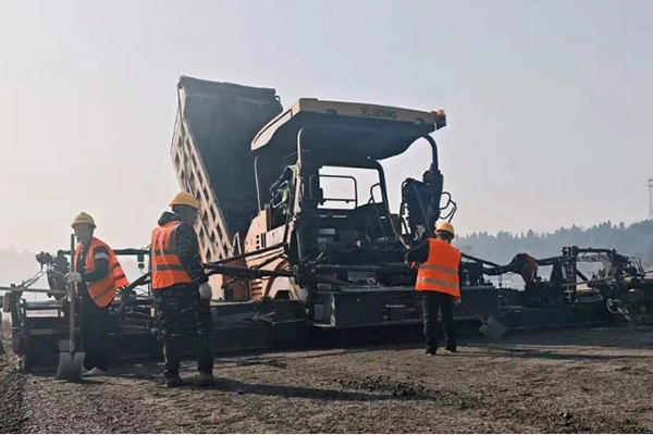 中江兩條公路打捆項目水穩(wěn)層施工順利完工